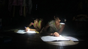Học trò nghèo đội đèn tìm chữ